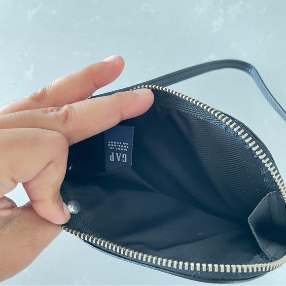 GAP BLACK LEATHER WALLET POUCHZIPPER CLOSURE - Picture 6 of 13